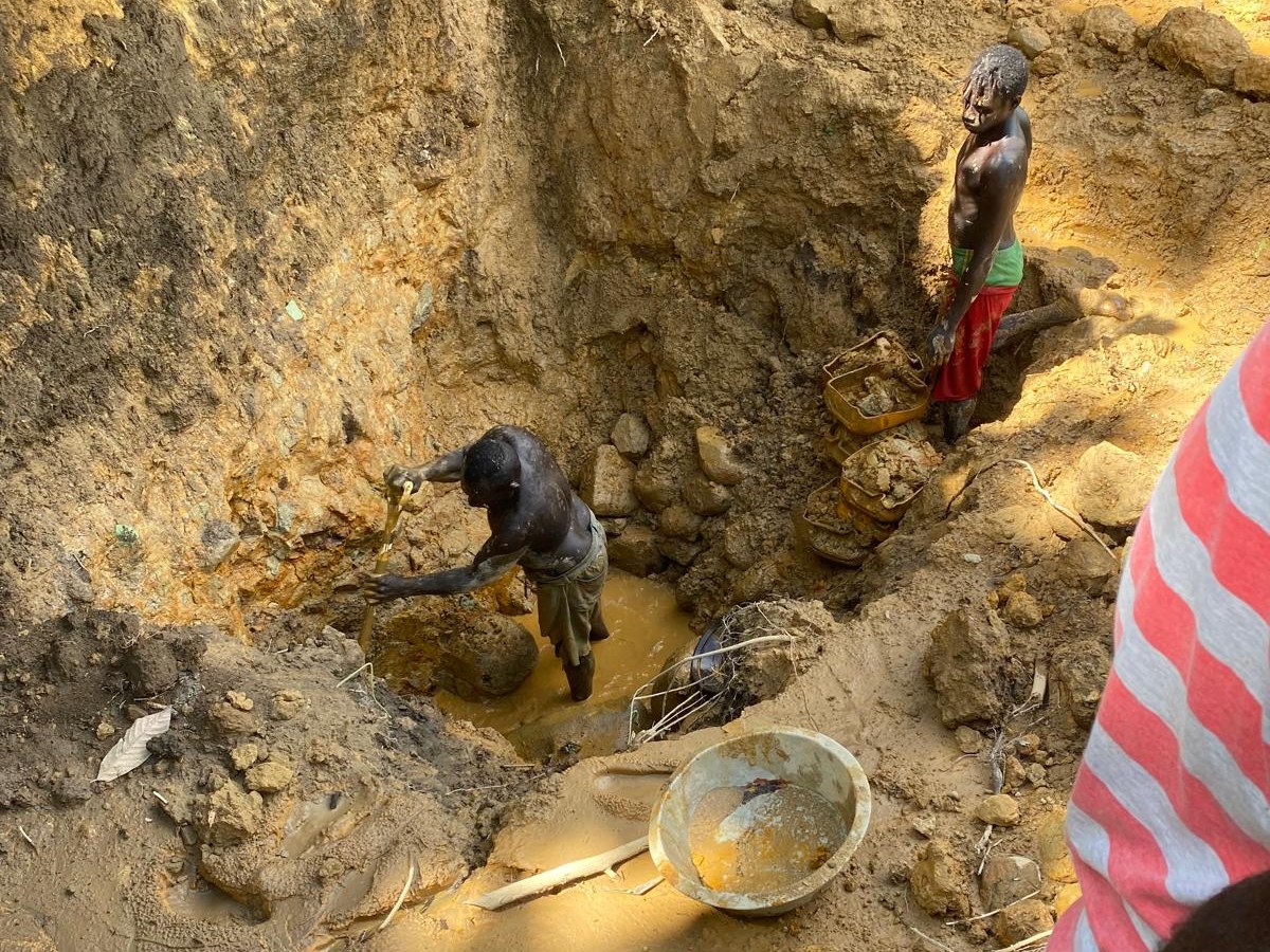 Local workers hand-mining gold from the near-surface clay pit on the Bougainville JV site